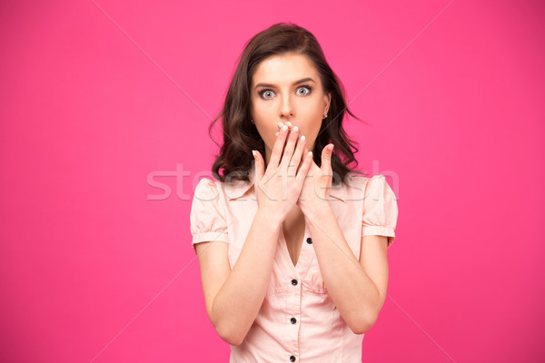 Meglepődött nő befogja száját kezek rózsaszín néz Stock fotó © deandrobot