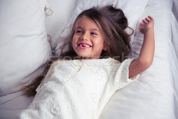 Szczęśliwy dziewczynka bed portret domu dziewczyna Zdjęcia stock © deandrobot