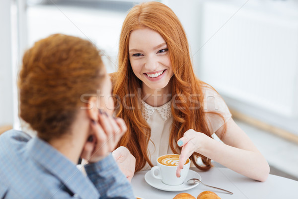 Foto d'archivio: Due · bella · giovani · donne · parlando · cafe