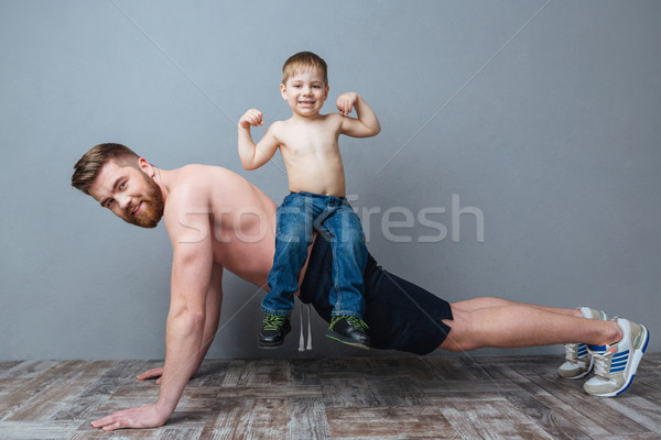 Mosolyog apa fekvőtámasz fiú ül hát Stock fotó © deandrobot