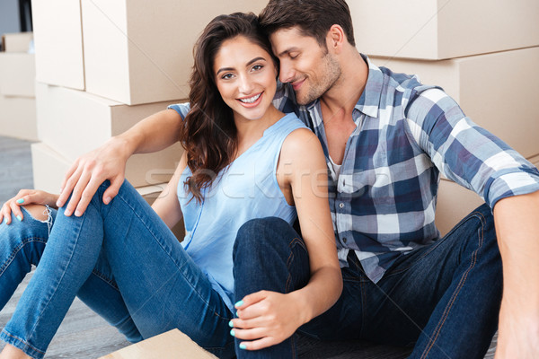 Jeunes heureux couple déplacement nouvelle maison [[stock_photo]] © deandrobot