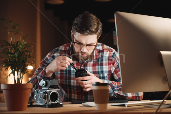 Portrait concentré jeune homme vieux caméra [[stock_photo]] © deandrobot