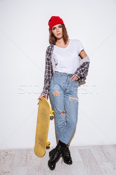 Foto stock: Mulher · branco · andar · de · skate · foto · mulher · jovem