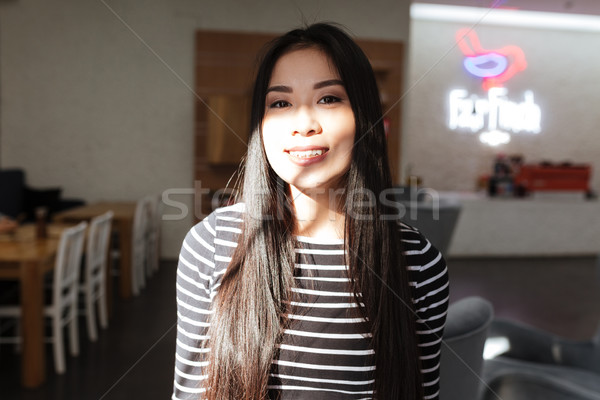 Tevreden asian vrouw cafetaria trui poseren Stockfoto © deandrobot