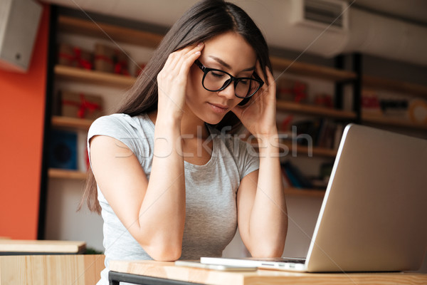 Cansado mujer usando la computadora portátil ordenador tocar Foto stock © deandrobot