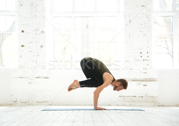 Férfi gyakorol fejlett jóga oldalnézet bent Stock fotó © deandrobot