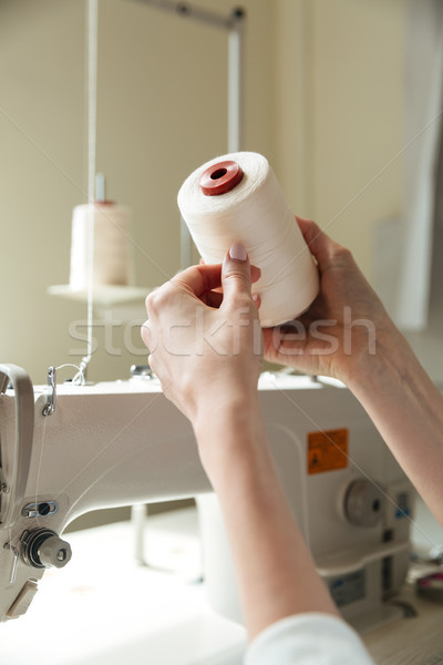Foto stock: Mulher · máquina · de · costura · fio · oficina · moda