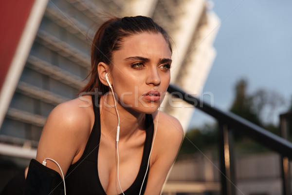 Stockfoto: Geconcentreerde · ernstig · jonge · sport · vrouw · vergadering