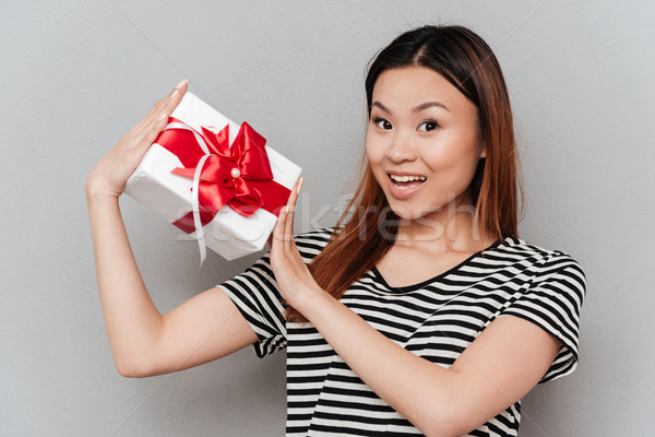 Boldog fiatal nő tart ajándék fotó áll Stock fotó © deandrobot