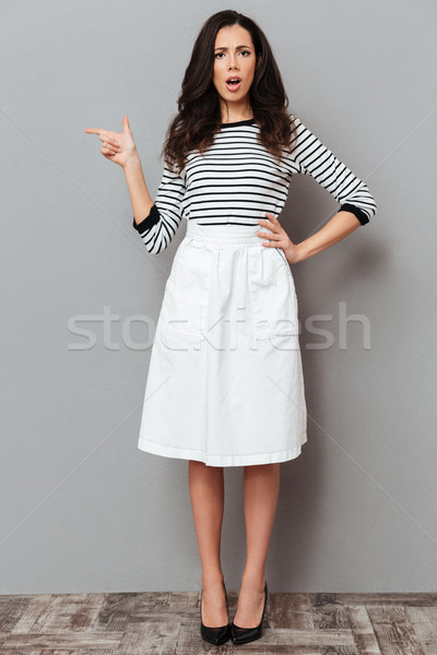 Foto stock: Retrato · mulher · saia · em · pé · indicação