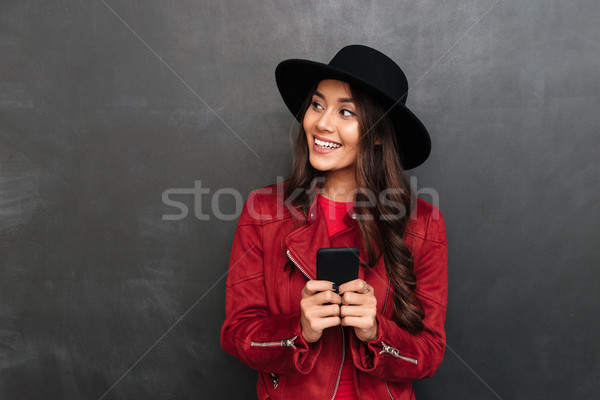 Сток-фото: улыбаясь · молодые · красивая · женщина · мобильного · телефона · изображение