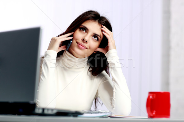 Foto stock: Jóvenes · feliz · estudiante · hablar · teléfono · nina