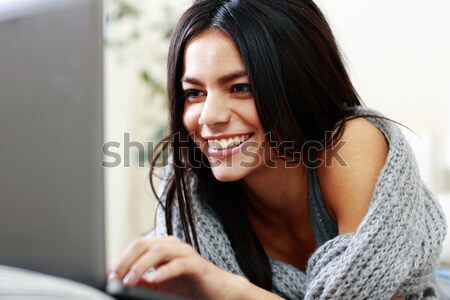 Stok fotoğraf: Mutlu · gülümseyen · kadın · yazarak · dizüstü · bilgisayar · ev · eller