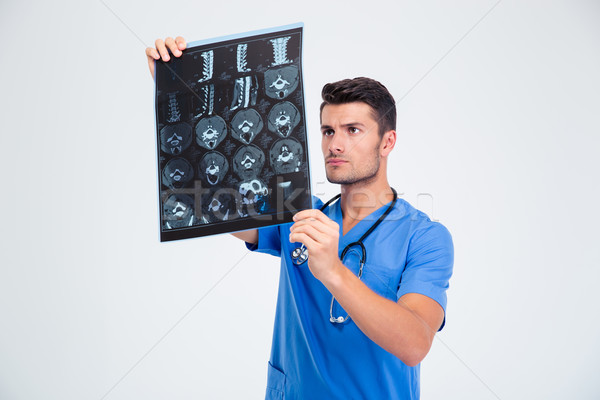 Médico do sexo masculino olhando raio x quadro cérebro retrato Foto stock © deandrobot