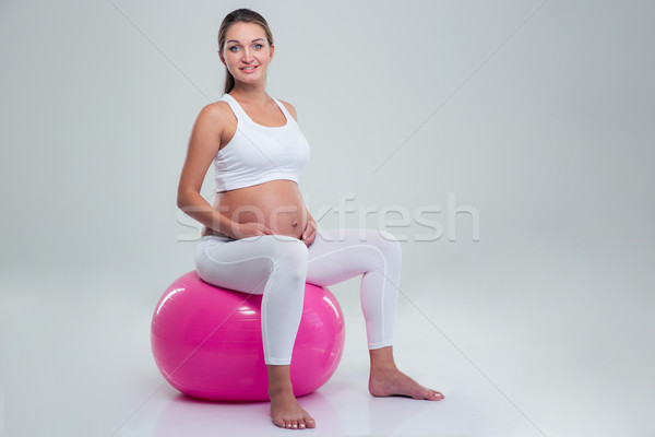 孕婦 坐在 健身 球 肖像 孤立 商業照片 © deandrobot