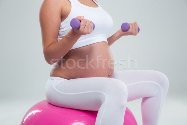 Femeie şedinţei fitness bilă antrenament gantere Imagine de stoc © deandrobot