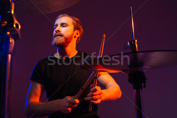 Konzentriert bärtigen Schlagzeuger spielen Trommeln Porträt Stock foto © deandrobot