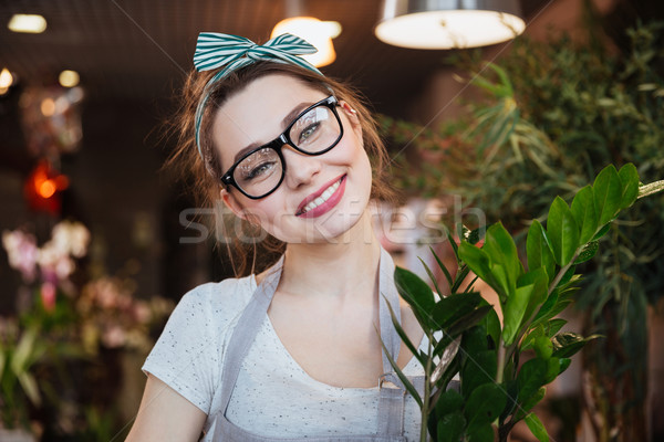 Wesoły dość młoda kobieta kwiaciarz okulary kwiaciarnia Zdjęcia stock © deandrobot