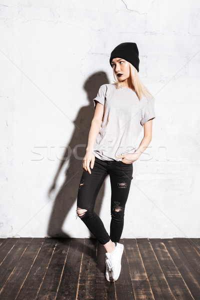 Foto stock: Mulher · atraente · seis · rasgado · jeans · preto · batom