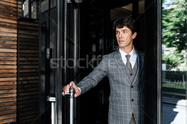 Erfolgreich Geschäftsmann Anzug Bürogebäude Gebäude Stock foto © deandrobot