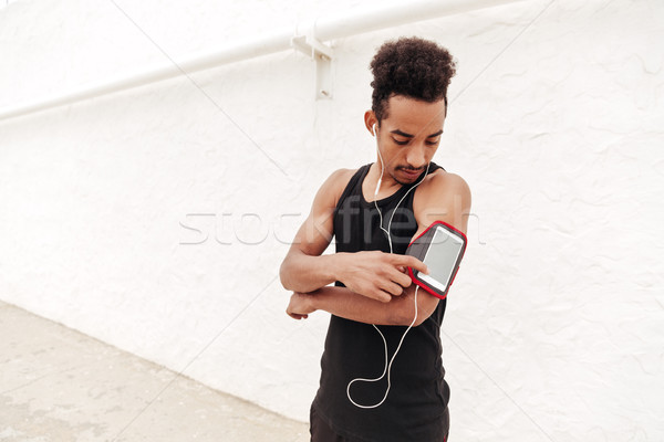 Zagęszczony młodych Afryki sportowe człowiek słuchania Zdjęcia stock © deandrobot