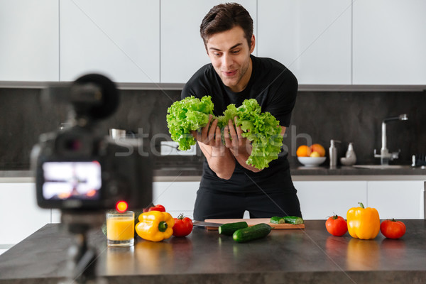 Aufgeregt junger Mann Video Blog gesunde Lebensmittel Kochen Stock foto © deandrobot