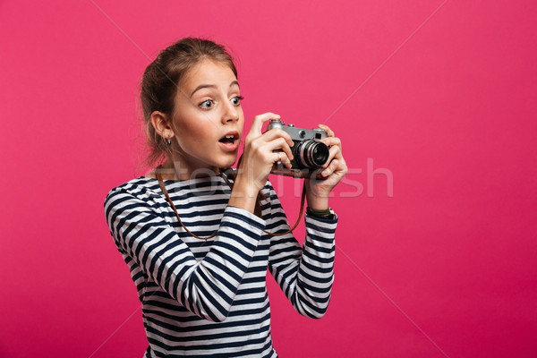 Dziewczyna fotograf kamery patrząc Zdjęcia stock © deandrobot