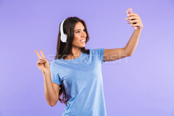 Foto stock: Retrato · feliz · joven · aislado · violeta · escuchar · música