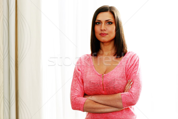 Portret jonge mooie vrouw armen gevouwen meisje Stockfoto © deandrobot