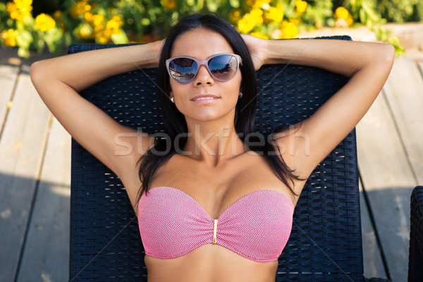 女子 日光浴 躺椅 肖像 墨鏡 戶外活動 商業照片 © deandrobot