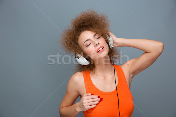 Stock foto: Entspannt · unbeschwert · lockig · Frau · Kopfhörer · Musik · hören