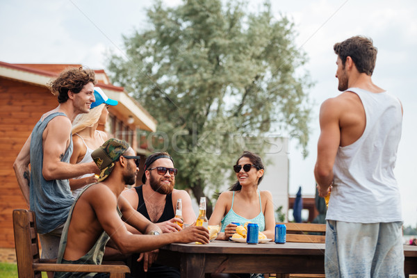 Foto stock: Sonriendo · jóvenes · sesión · potable · junto · verano