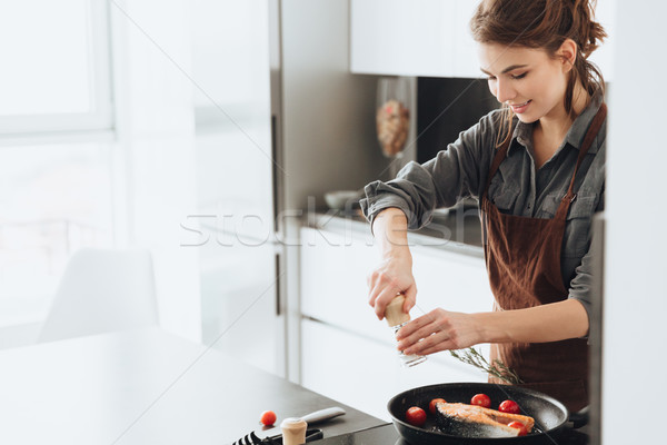 Foto d'archivio: Bella · signora · piedi · cucina · cottura · pesce