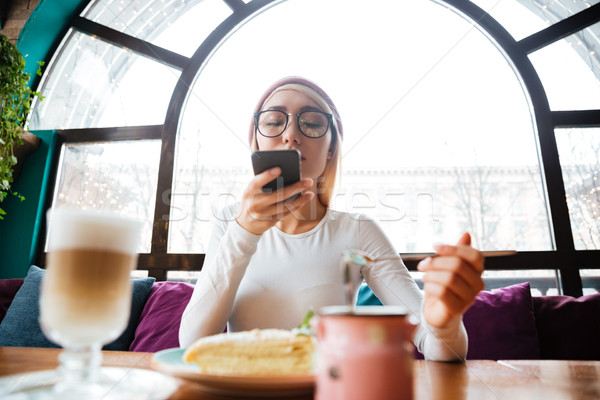 Nő elvesz fotók desszert okostelefon kávézó Stock fotó © deandrobot