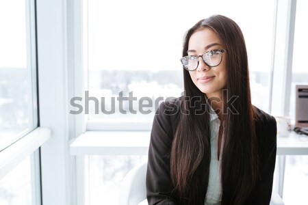 Gelukkig mooie asian jonge zakenvrouw permanente Stockfoto © deandrobot