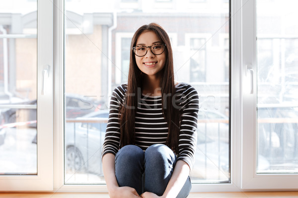 Szczęśliwy asian kobieta parapet okulary posiedzenia Zdjęcia stock © deandrobot