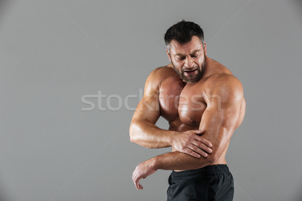 Portret gespierd mannelijke bodybuilder lijden elleboog Stockfoto © deandrobot