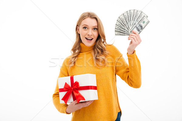 Genç kadın para sürpriz hediye kutusu Stok fotoğraf © deandrobot