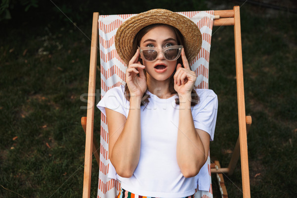Giovane ragazza occhiali da sole riposo amaca città parco Foto d'archivio © deandrobot