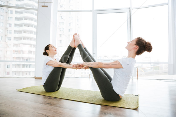Foto stock: Dos · mujeres · sesión · piernas · yoga · estudio