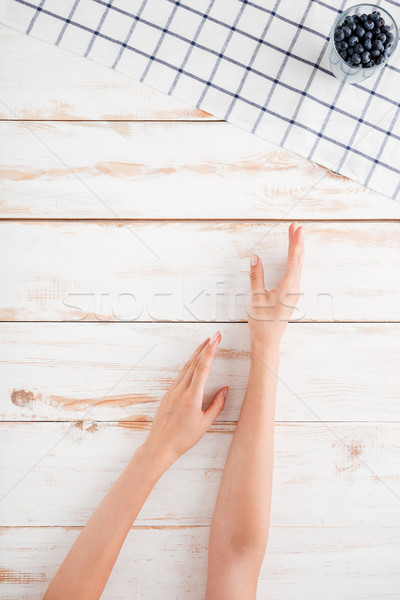 [[stock_photo]]: Mains · verre · bleuets · bois · haut