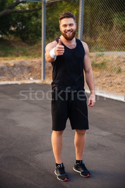 [[stock_photo]]: Heureux · barbu · fitness · homme · pouce