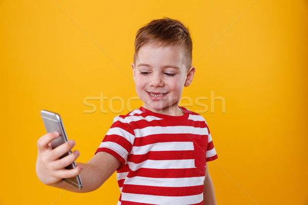 Foto stock: Sorridente · pequeno · menino · telefone · móvel