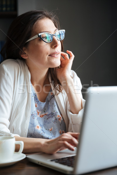 Portret nadenkend rijpe vrouw typen laptop home Stockfoto © deandrobot