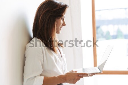 Vedere laterala imagine tineri doamnă folosind laptop calculator Imagine de stoc © deandrobot