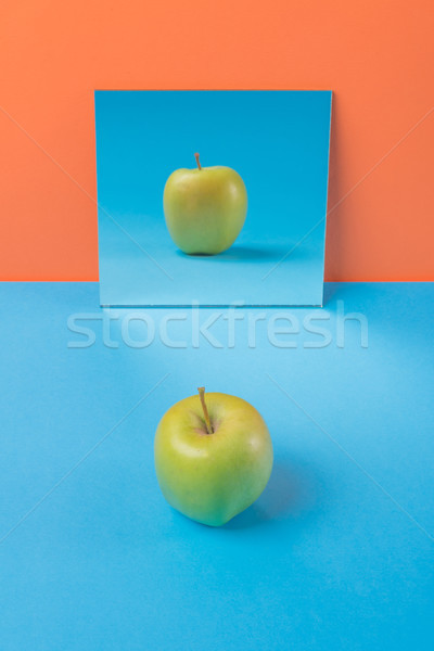 Măr albastru tabel izolat portocaliu imagine Imagine de stoc © deandrobot