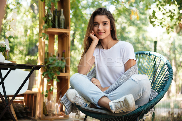 Foto stock: Sorridente · menina · quente · cobertor · sessão · cadeira