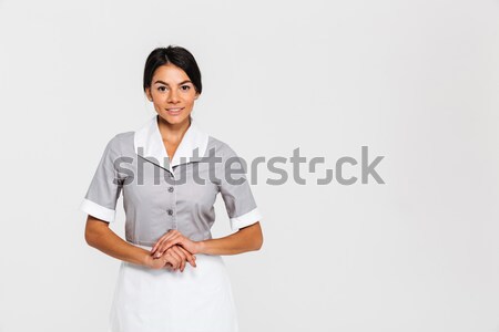 Vrolijk brunette huishoudster handen samen stand Stockfoto © deandrobot