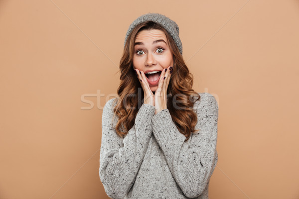 Geschokt jonge vrouw winter warm hoed foto Stockfoto © deandrobot