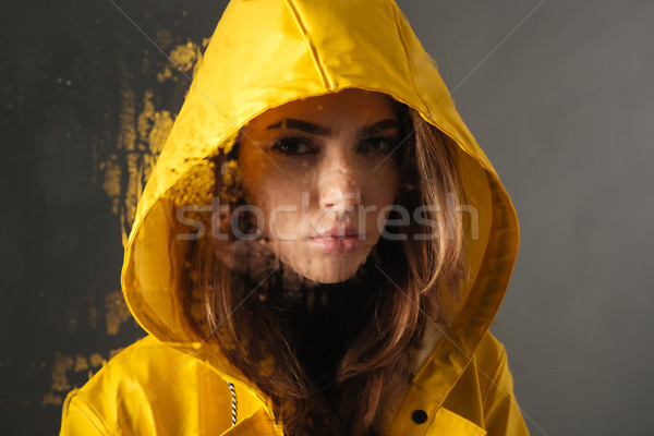 Foto stock: Chateado · menina · capa · de · chuva · cabeça · em · pé